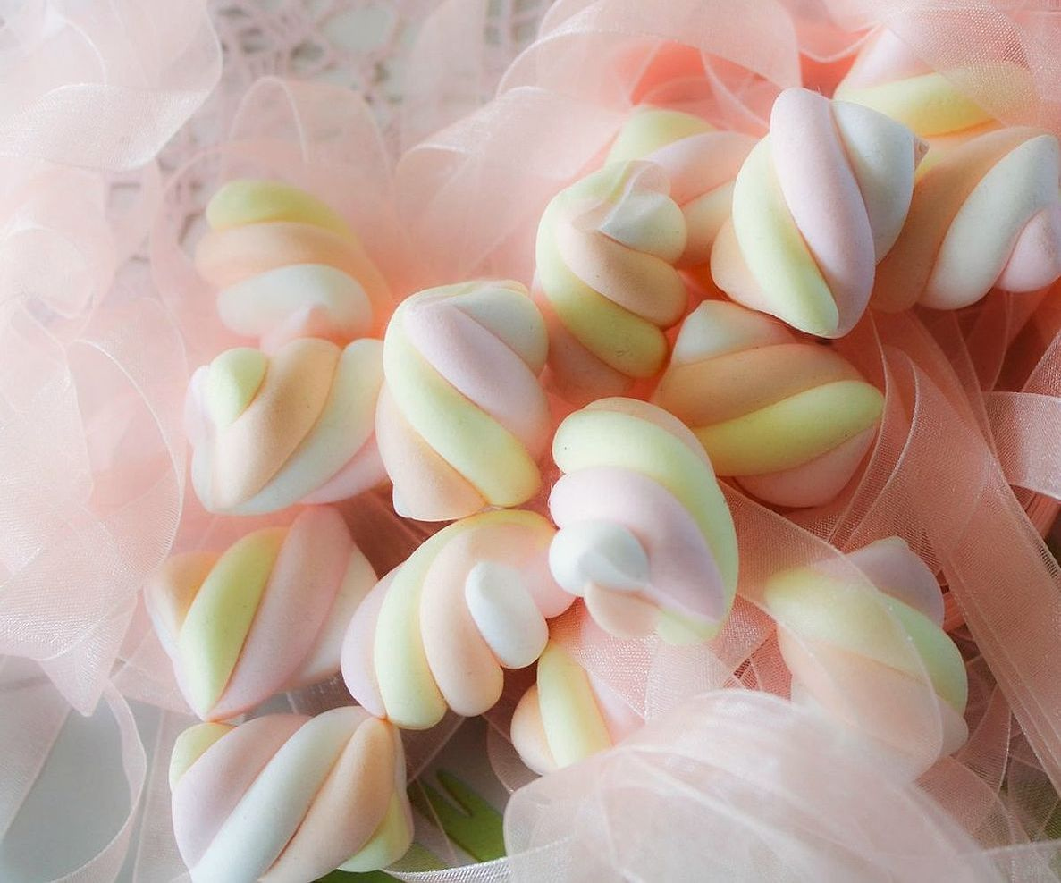 El yapımı bonbon ve çikolata hazırlama sahnesi
